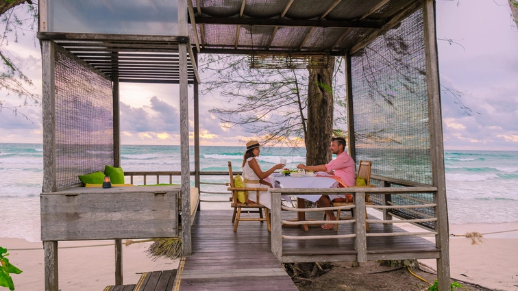 couple-having-dinner